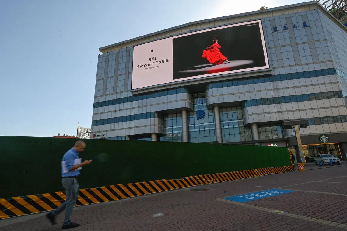 China has in recent weeks widened existing curbs on the use of iPhones by state employees.