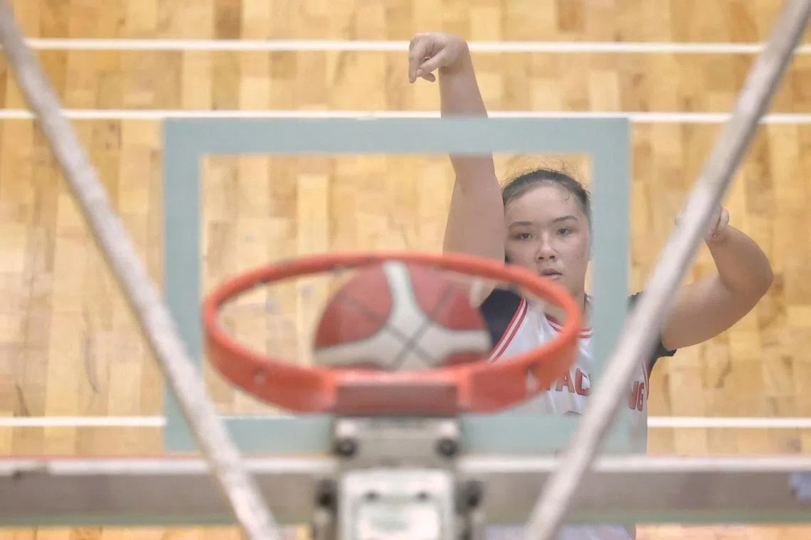 A Madelin Sophie Lock, da Hwa Chong Institution, afundando um lance livre nos Jogos Nacionais de Escolares, uma final de basquete feminino da Div no Jurong East Sports Hall em 23 de maio de 2025.