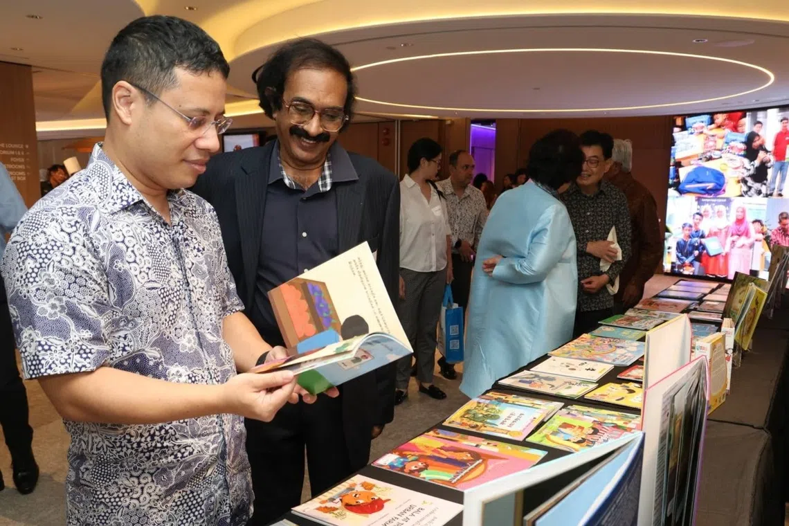 Minister Desmond Lee talks to author Khaja Mohamed lqbal who wrote the books sponsored by the fund at SPH Auditorium, on Oct 27.