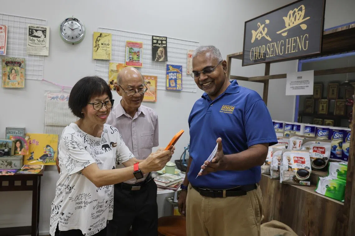 Santhanam Srinivasan (right) showing digital apps to Leong Wing Sun (centre) and Sheila Lim at RSVP Singapore on Sep 25.
