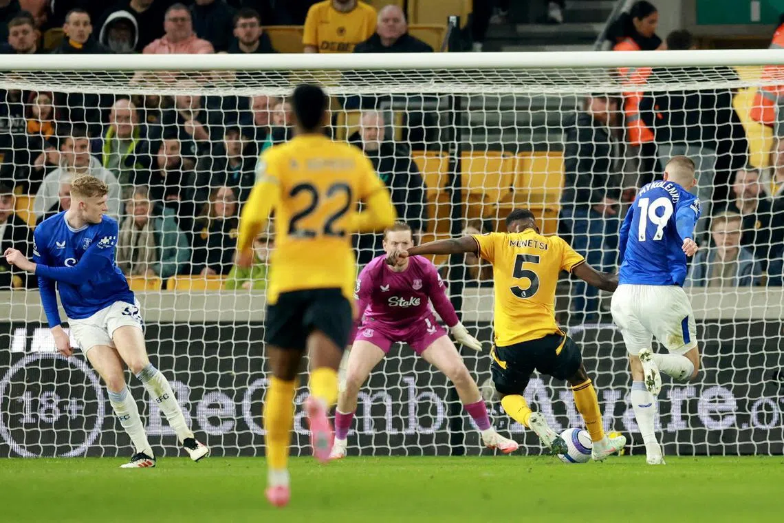 Wolverhampton Wanderers' Marshall Munetsi scores the equaliser past Everton's Jordan Pickford.