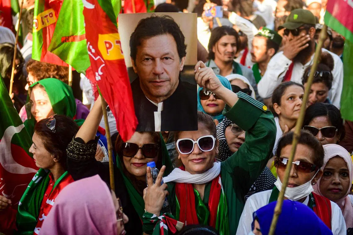 Supporters of former Pakistani prime minister Imran Khan, gather in a protest a day after the assassination attempt on Khan, in Karachi on November 4, 2022. - Former Pakistan prime minister Imran Khan was recovering in hospital on November 4 after a gunman shot him in the leg, with his supporters vowing the assassination attempt will not derail his "long march" bid to return to power. (Photo by Asif HASSAN / AFP)