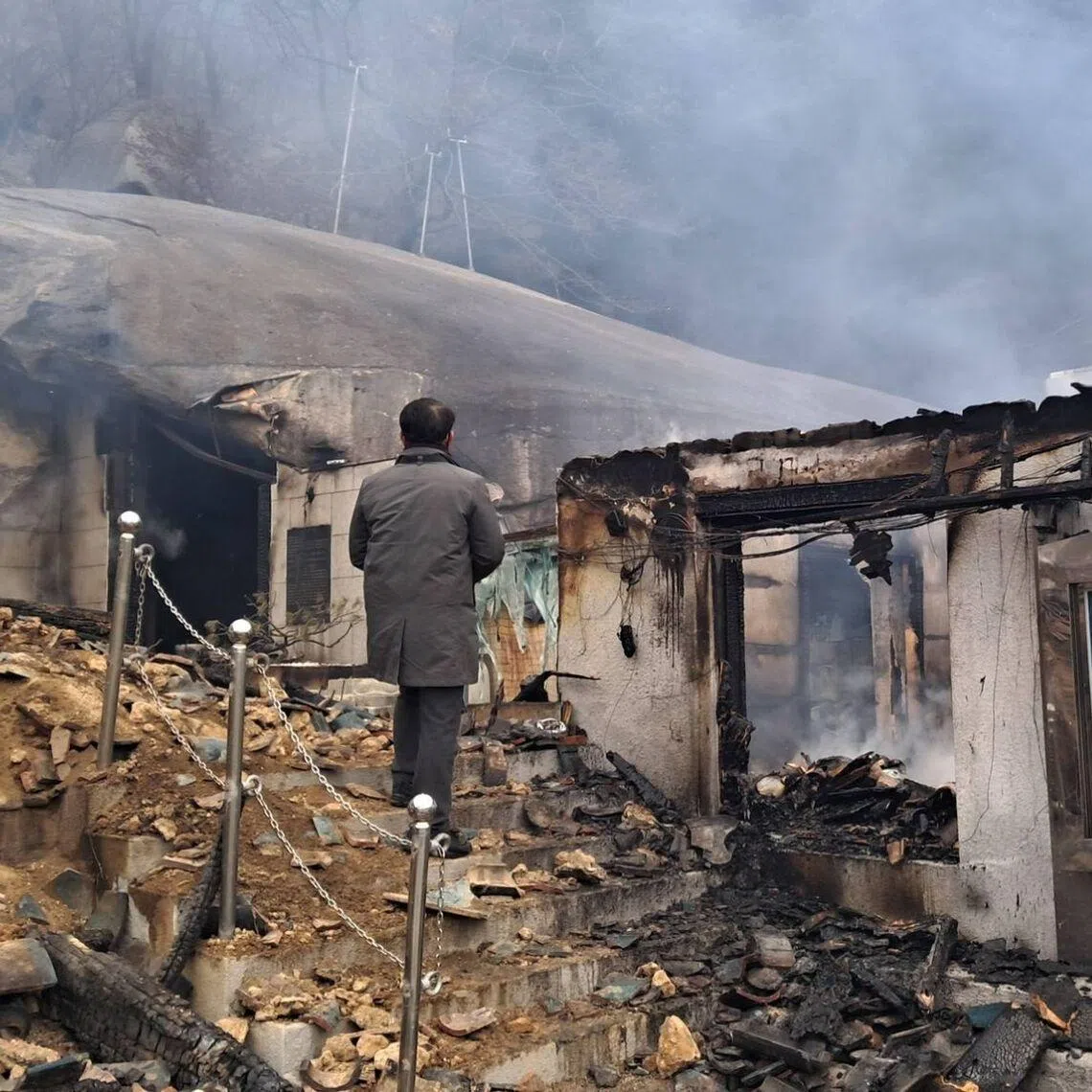 Temple Suamsa dates back to year 621 during the Silla Kingdom. The original temple was destroyed in the 17th century and rebuilt decades ago in the modern era. 