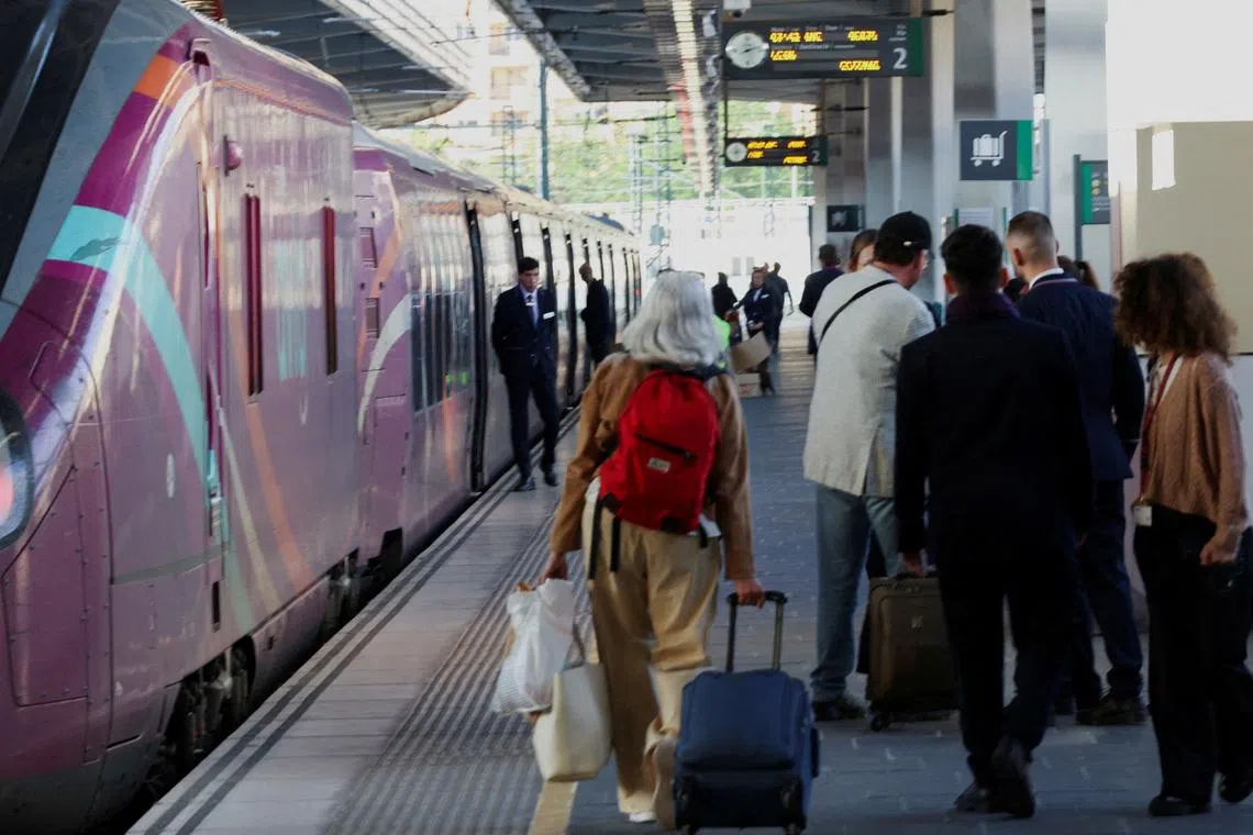 Passengers walk to board high speed train at Joaquin Sorolla train station, after power begins to return following a huge outage that hit Spain and Portugal, in Valencia, Spain April 29, 2025. REUTERS/Miguel Gutierrez