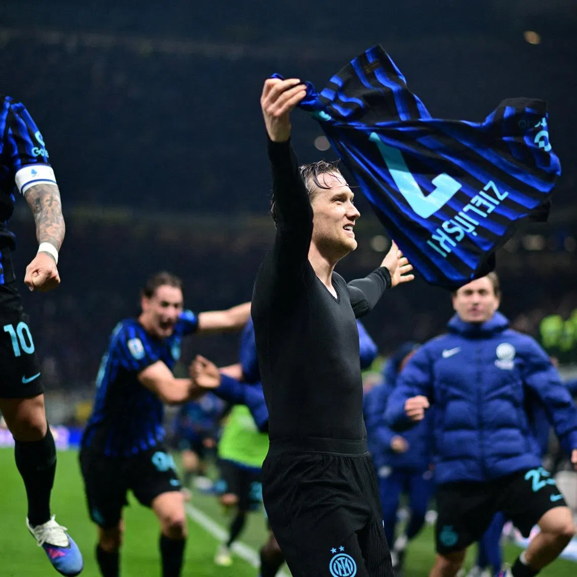 Soccer Football - Serie A - Inter Milan v Juventus - San Siro, Milan, Italy - February 14, 2026 Inter Milan's Piotr Zielinski celebrates scoring their third goal with Lautaro Martinez REUTERS/Daniele Mascolo     TPX IMAGES OF THE DAY
