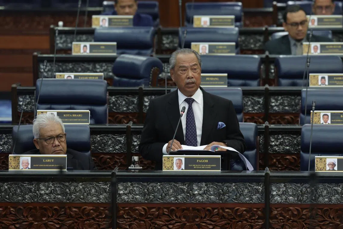 KUALA LUMPUR, 13 Sept -- Ahli Parlimen Pagoh Tan Sri Muhyiddin Yasin bercakap pada perbahasan usul Kajian Separuh Penggal (KSP) Rancangan Malaysia Ke-12 (RMK12) di Persidangan Dewan Rakyat hari ini.

--fotoBERNAMA (2023) HAK CIPTA TERPELIHARA
国盟主席及柔佛巴莪区国会议员慕尤丁说，团结政府上台至今并未落实改革。他说，团结政府上任未满一年，首相安华推动逾20年的烈火莫熄（Reformasi）却沦为“烈火已死”（Reformati）。