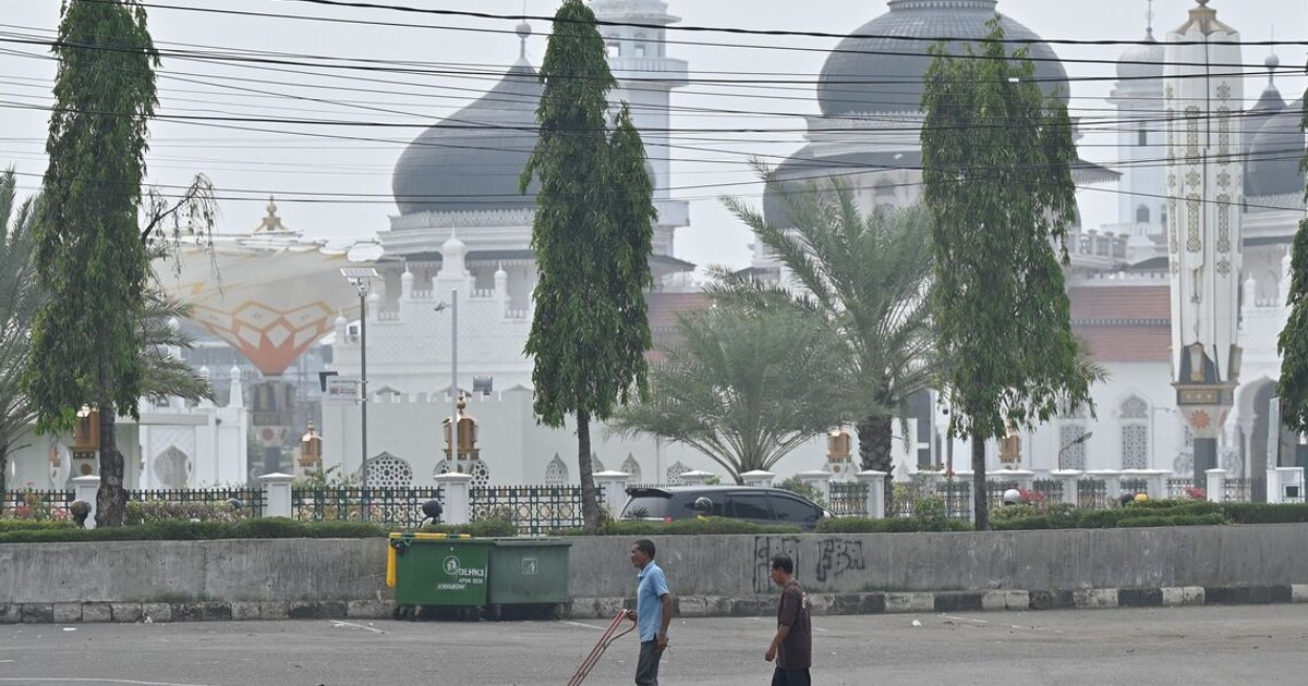 Haze from forest fires still blankets Sumatra, Batam Islands
