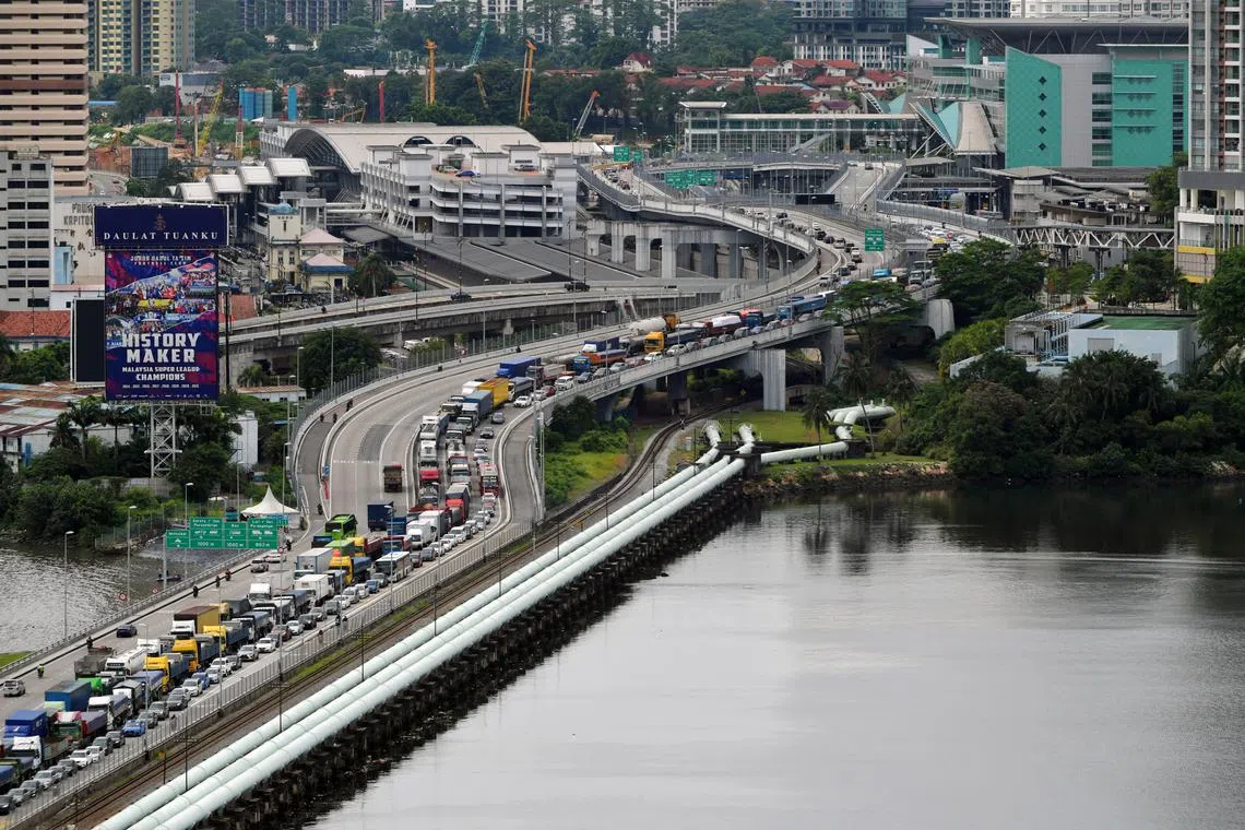pixgenerics / ST20221012_202263118928 / Alphonsus Chern // A traffic jam on the Woodlands Causeway for traffic heading toward Singapore at approximately 3:30pm on 12 October 2022.
