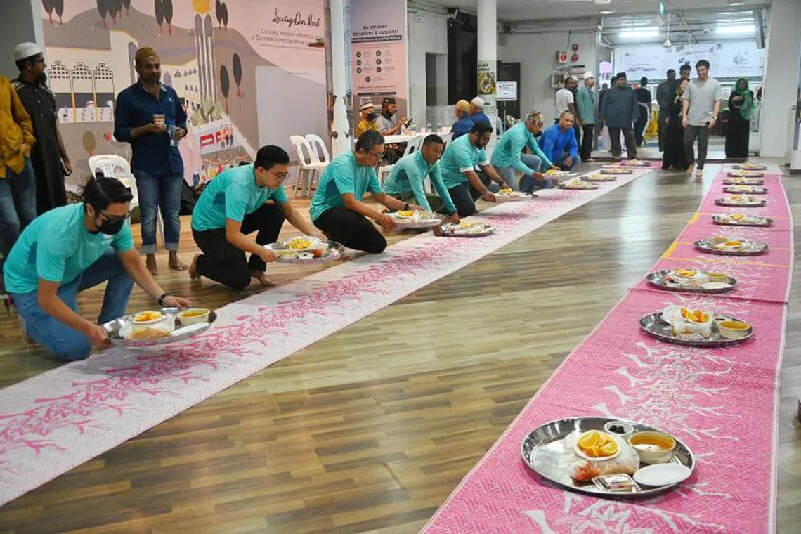 About 15 Deliveroo riders wearing Teal green top and Darul Makur staff and mosque-goers prepare and partake in Maghrib  (sunset prayers). Deliveroo is supporting the mosque by reaching a total number of 250 mosque-goers weekly, extending the spirit of fellowship and faith in true Ramadan fashion. Darul Makmur Mosque also excitedly welcomes non-Muslims to join as one community.