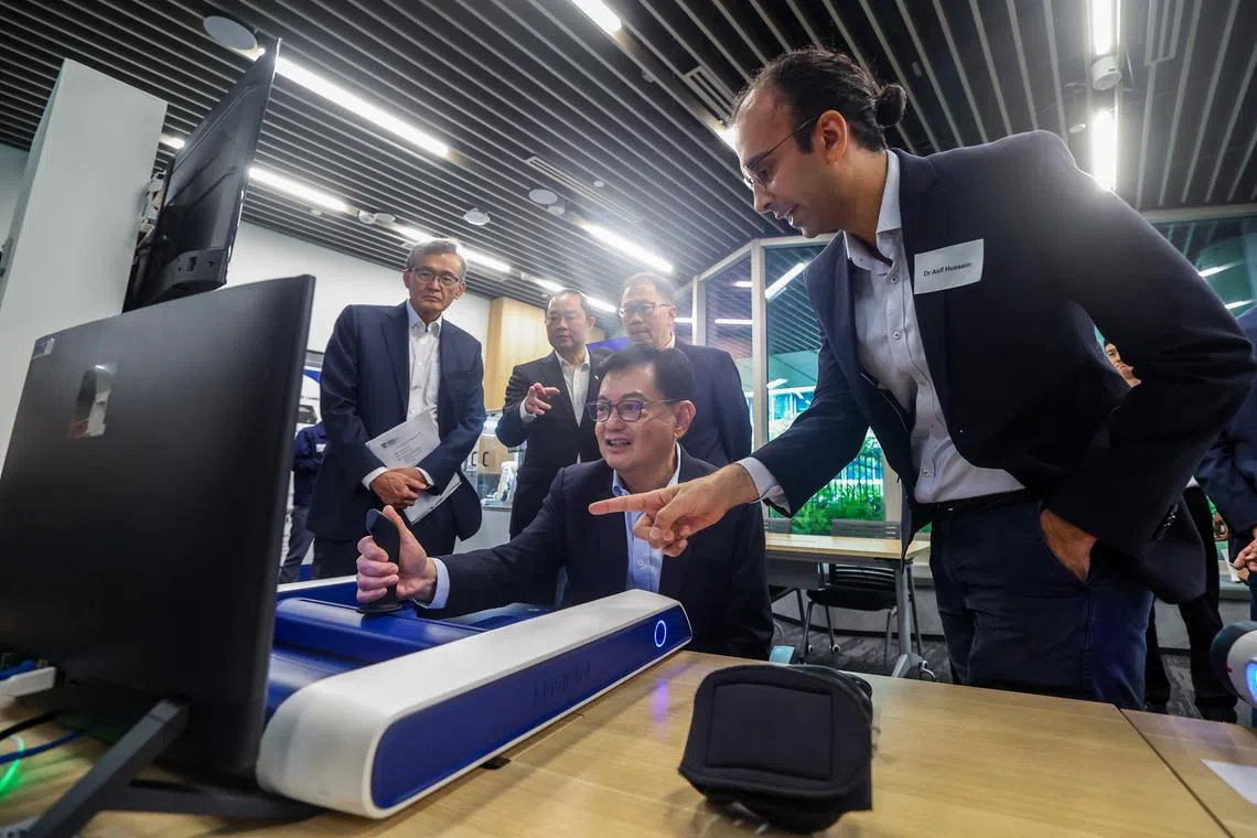 CMG20241104-ChanBK01/陈斌勤/ 张俊/ Venture capitalist Tan Lip Bu kickstarts NTU Singapore’s S$50 million venture capital fund with S$5 million investment. (Innovation Port, Arc – 63, The Arc - Learning Hub North, B1-01A, Nanyang Dr, Singapore 636922). 
Tour of NTU spin-off companies by Mr Heng Swee Keat, Deputy Prime Minister and Chairman of the National Research Foundation and VIPs.