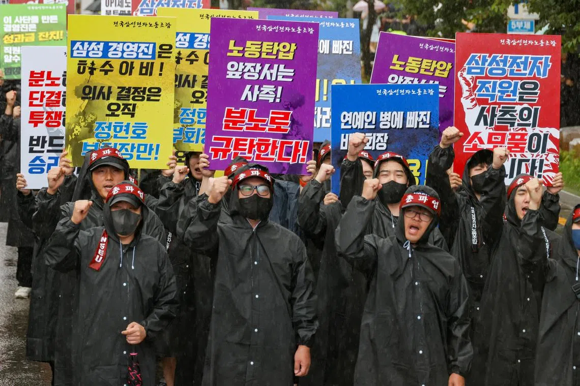 The National Samsung Electronics Union said it has decided to continue striking because management has shown no intention of holding talks after a strike that started on July 8.
