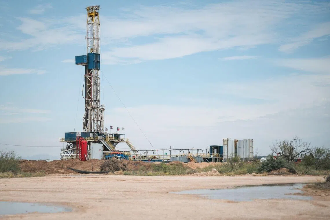 An oil drilling rig outside of Midland, Texas, on Oct 15. West Texas Intermediate gained toward US$103 a barrel, after swinging more than US$3 in the previous session.