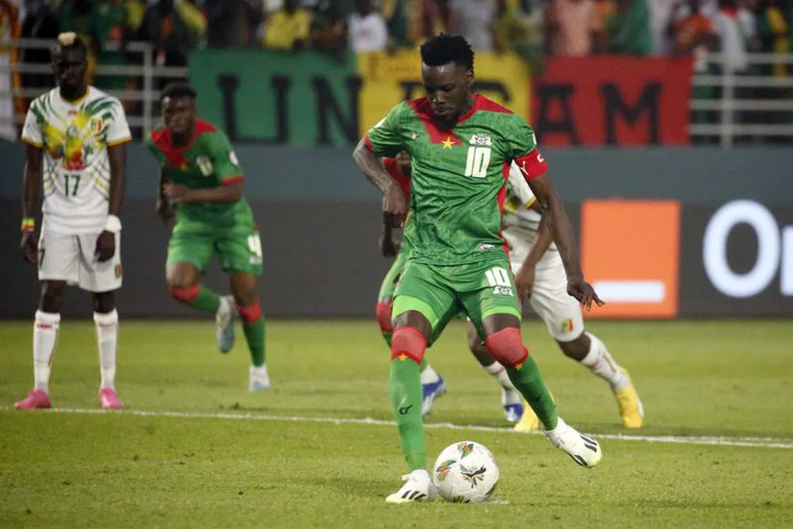 Soccer Football - Africa Cup of Nations - Round of 16 - Mali v Burkina Faso - Amadou Gon Coulibaly Stadium, Korhogo, Ivory Coast - January 30, 2024 Burkina Faso's Bertrand Traore scores their first goal from the penalty spot REUTERS/Luc Gnago