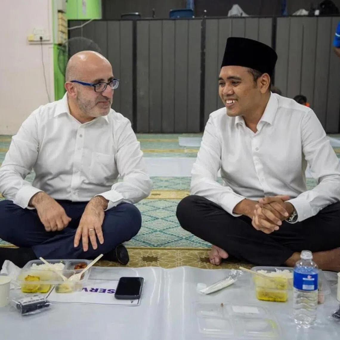 The Palestinian Authority Minister of Finance and Planning  Estephan Salameh attending the breaking of the fast at Masjid Al-Khair with Minister of State for Foreign Affairs and Social and Family Development Zhulkarnain Abdul Rahim on Feb 23.
