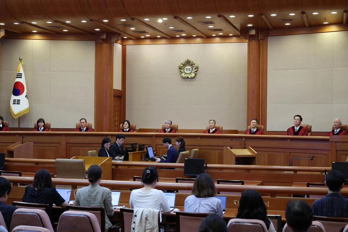 The court ruled that the government’s limited climate targets violates the Constitution as it does not sufficiently protect the basic rights of the people.