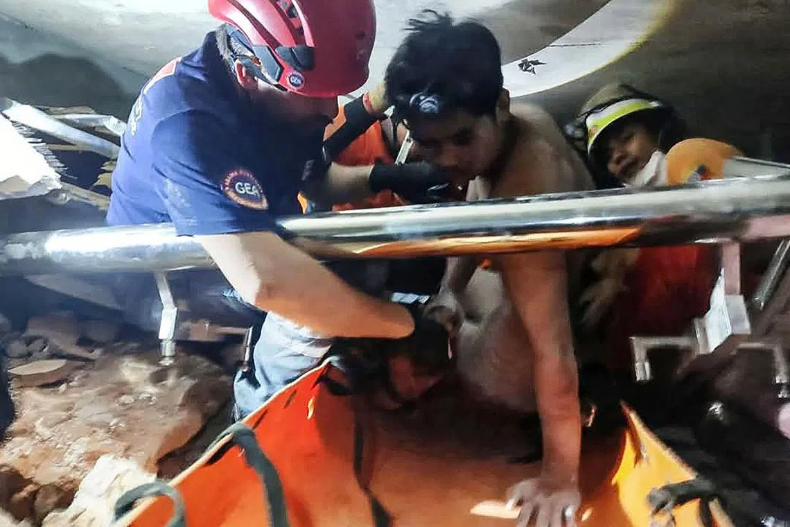 This handout photo taken and released on April 2, 2025 by the Myanmar Military Information Team shows a joint team of Myanmar and Turkish rescuers pulling a man alive from the rubble of a hotel in the capital Naypyidaw, five days after a major earthquake struck central Myanmar. The shallow 7.7-magnitude earthquake flattened buildings across Myanmar, killing more than 2,700 people and making thousands more homeless. (Photo by Handout / MYANMAR MILITARY INFORMATION TEAM / AFP) / RESTRICTED TO EDITORIAL USE - MANDATORY CREDIT "AFP PHOTO / MYANMAR MILITARY INFORMATION TEAM" - NO MARKETING NO ADVERTISING CAMPAIGNS - DISTRIBUTED AS A SERVICE TO CLIENTS