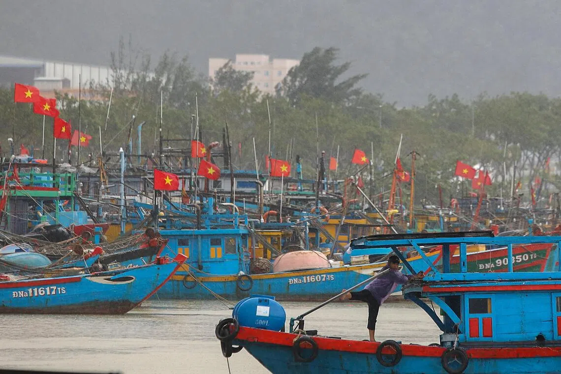 A fisherman steers a fishing boat as Typhoon Kalmaegi approches in Da Nang city, Vietnam, on Nov 6.