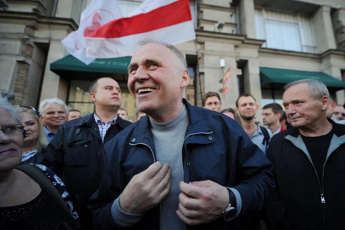 Belarus' opposition figure Mikola Statkevich (centre, in 2015) has gone missing after getting off a bus that was taking Belarusian political prisoners to Lithuania.