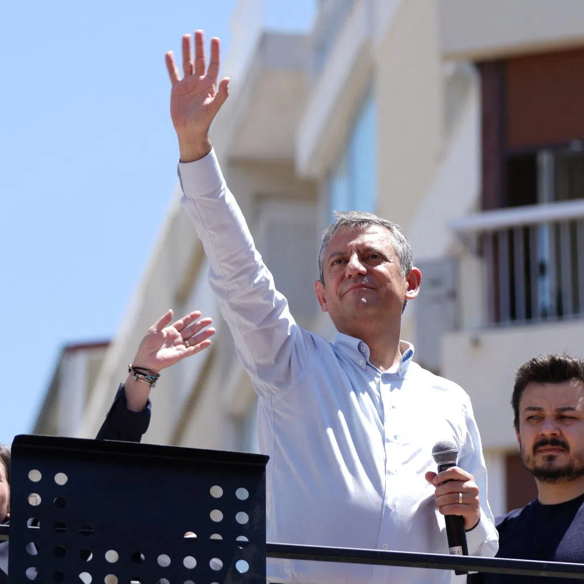 Ozgur Ozel, the ousted chairman of the main opposition Republican People’s Party (CHP), greets his supporters during a rally in Izmir, Turkey, May 26, 2026. REUTERS/Tolga Uluturk/File Photo