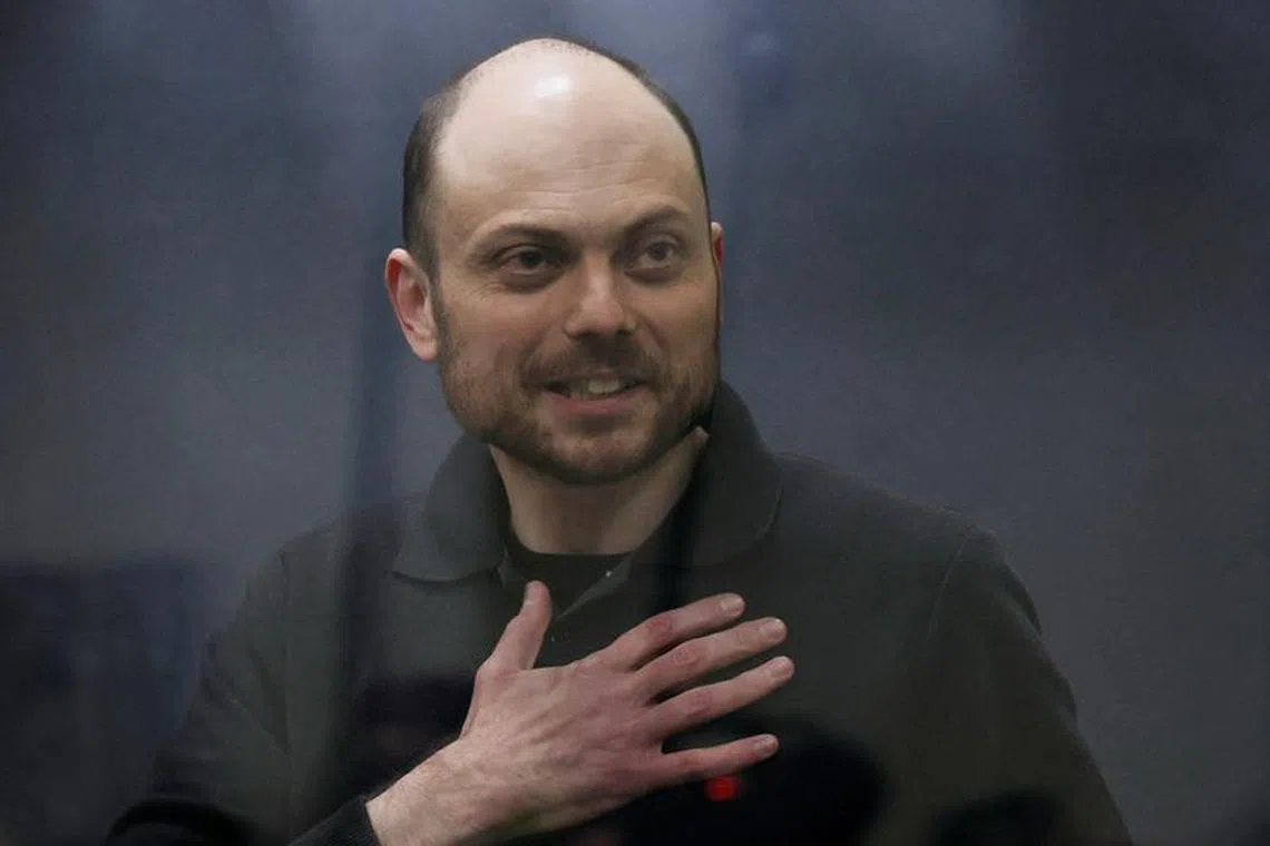 FILE PHOTO: Jailed Russian opposition figure Vladimir Kara-Murza gestures as he stands behind a glass wall of an enclosure for defendants during a court hearing to consider an appeal against his prison sentence, in Moscow, Russia July 31, 2023. REUTERS/Maxim Shemetov/File Photo