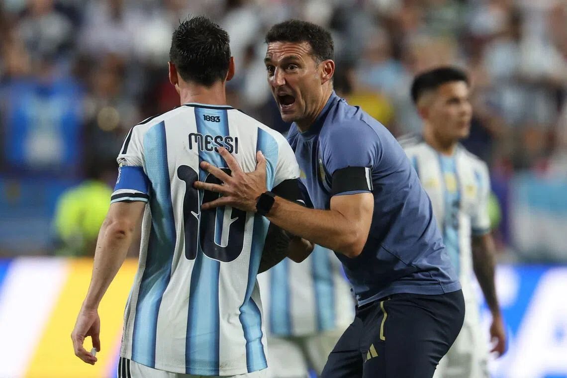 Argentina's head coach Lionel Scaloni giving  instructions to Lionel Messi during the last minutes of the 2026 World Cup quarter-final against Switzerland at the Kansas City Stadium in Kansas City on July 11, 2026.  (Photo by Odd ANDERSEN / AFP)