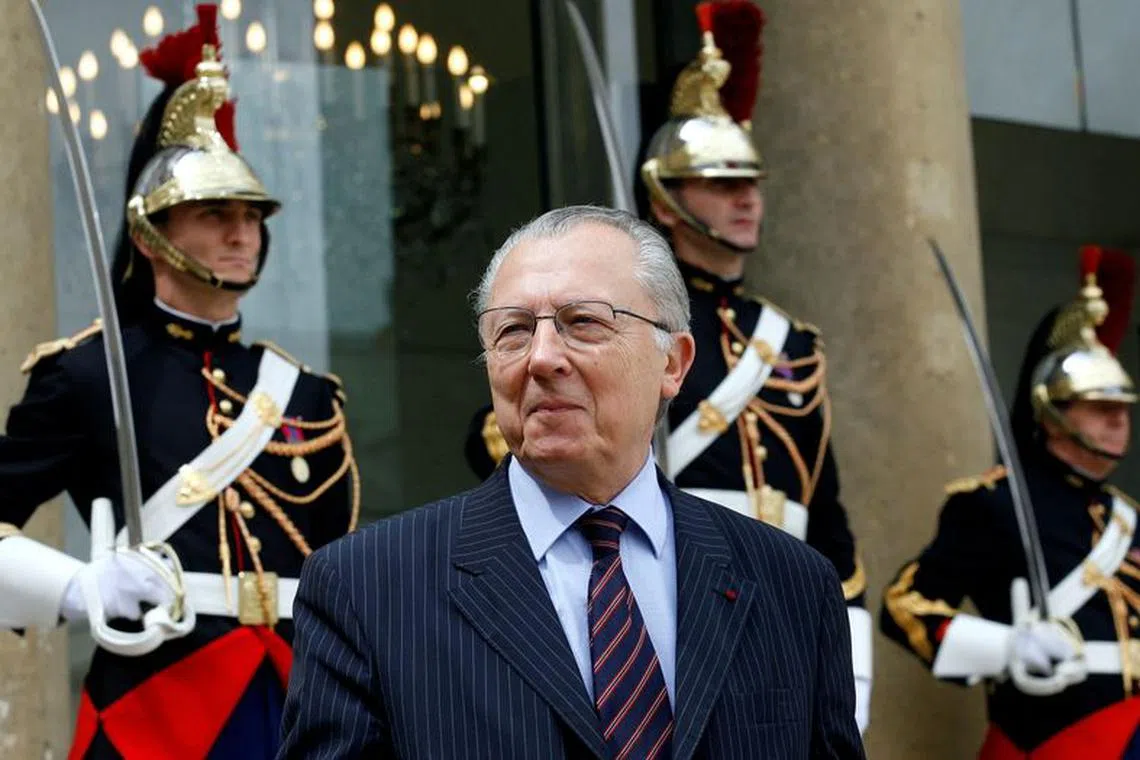Jacques Delors, former European commission President and former Socialist minister, leaves the Elysee Palace in Paris after a meeting with France's President Nicolas Sarkozy July 5, 2007.  REUTERS/Jean-Paul Pelissier/File Photo