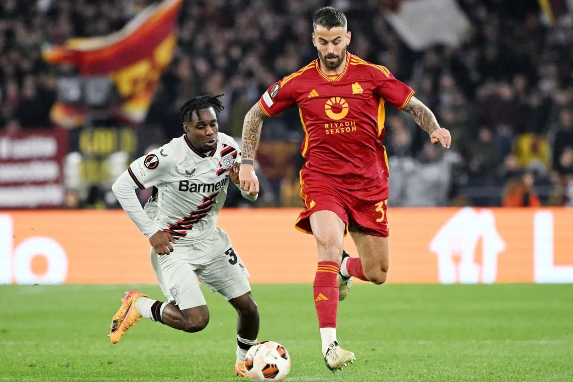 FILE PHOTO: Soccer Football - Europa League - Semi Final - First Leg - AS Roma v Bayer Leverkusen - Stadio Olimpico, Rome, Italy - May 2, 2024  Bayer Leverkusen's Jeremie Frimpong in action with AS Roma's Leonardo Spinazzola REUTERS/Alberto Lingria/File Photo