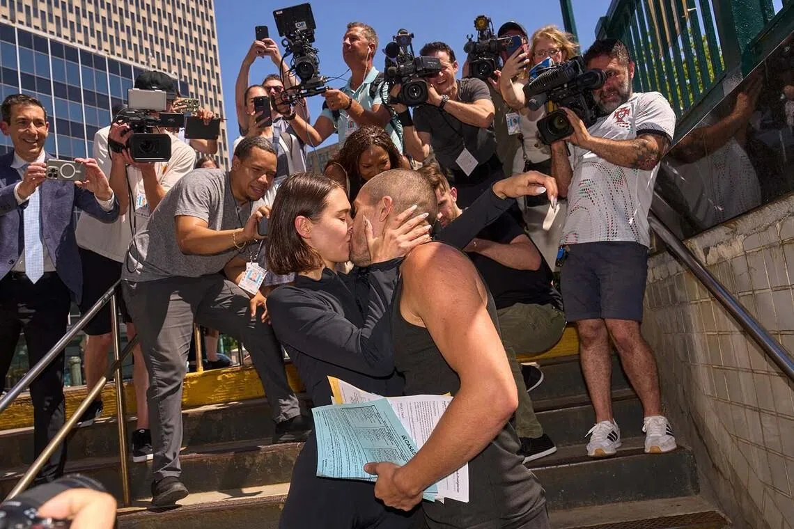 Angela Nikolau and Vanya "Ivan" Beerkus, the couple who climbed to the top of the Empire State Building spire, kiss at the Brooklyn Bridge-City Hall train station after exiting New York City Criminal Court after their arraignment, in the Manhattan Borough of New York, U.S., July 2, 2026. REUTERS/Bing Guan TPX IMAGES OF THE DAY