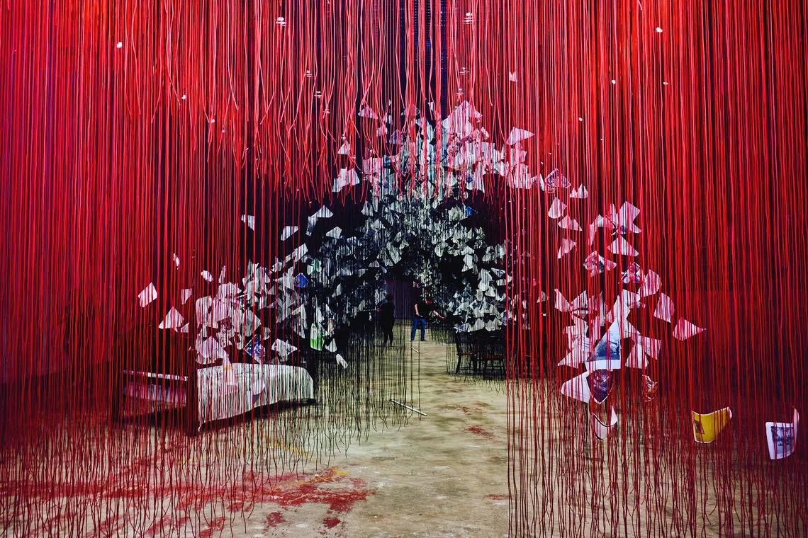 Uma instalação do artista Chiharu Shiota na ICA Batershed, um enorme espaço de exposição em um estaleiro ativo em Boston em 16 de maio de 2025. O artista de Berlim evocou uma infinidade de histórias de imigrantes em 