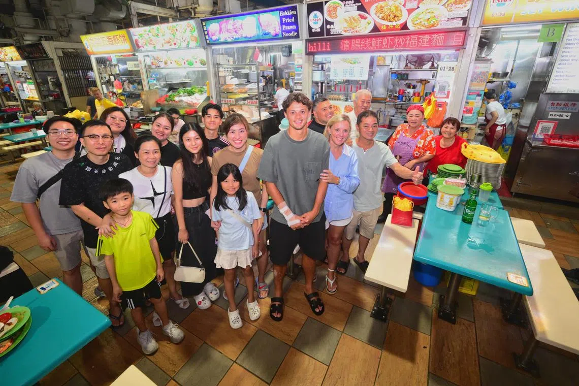 ST20240904_202451200343 Dlso 04 Azmi Athni/ David Lee//

Footballer Perry Ng (centre) and his extended family visiting his grandaunt's hokkien mee stall at a hawker centre at 511 Bedok North Street 3 with his family on Sep 4. 

ST PHOTO: AZMI ATHNI