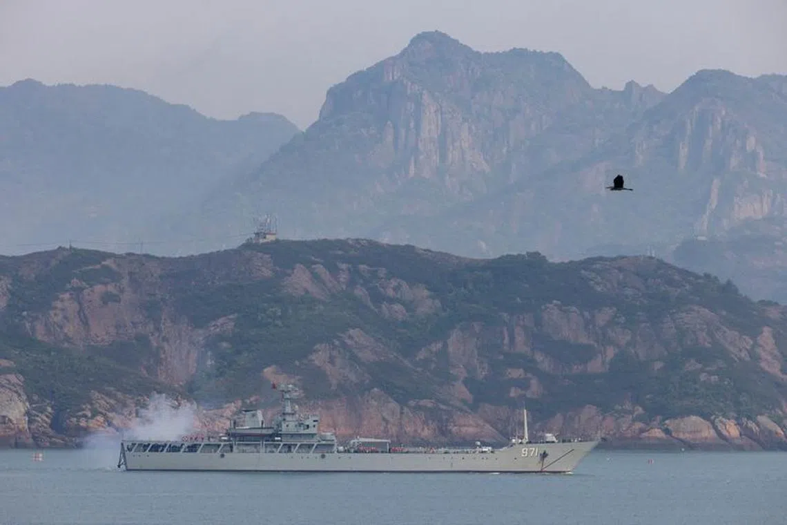 A Chinese warship fires during a military drill off the Chinese coast near Fuzhou, Fujian Province, across from the Taiwan-controlled Matsu Islands, China, April 11, 2023.  REUTERS/Thomas Peter/File Photo