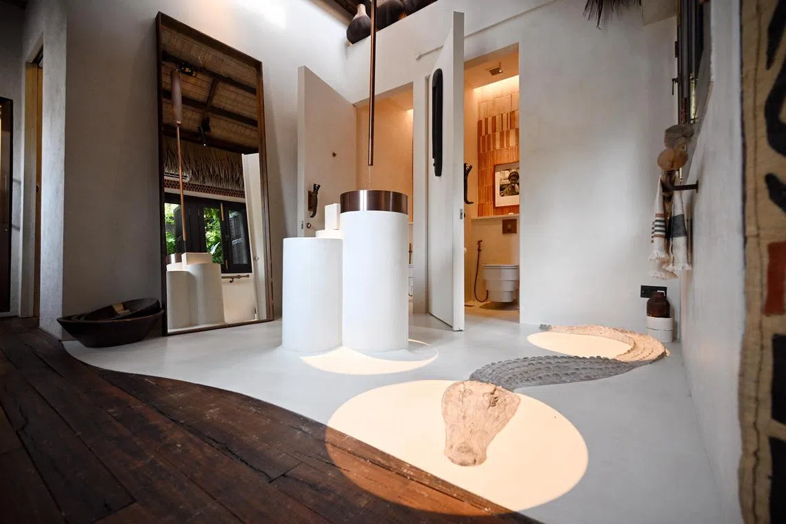 ST20240508_202478905582 Kua Chee Siong/ eqtoilet10/ Feature on the toilet area at Tamba on May 8, 2024, focusing on the crocodile and other artworks, for a story on fancy toilets in eateries.