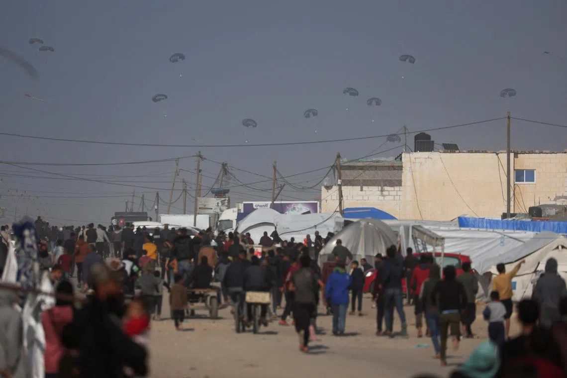FILE PHOTO: Aid is air-dropped over Gaza, amid the ongoing the conflict between Israel and Hamas, in Rafah in the southern Gaza Strip, February 27, 2024. REUTERS/Ibraheem Abu Mustafa/File Photo