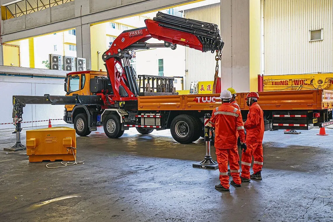 Los nuevos camiones grúa de Singapur están equipados con dispositivos que alertan a los operadores cuando los vehículos se vuelven inestables