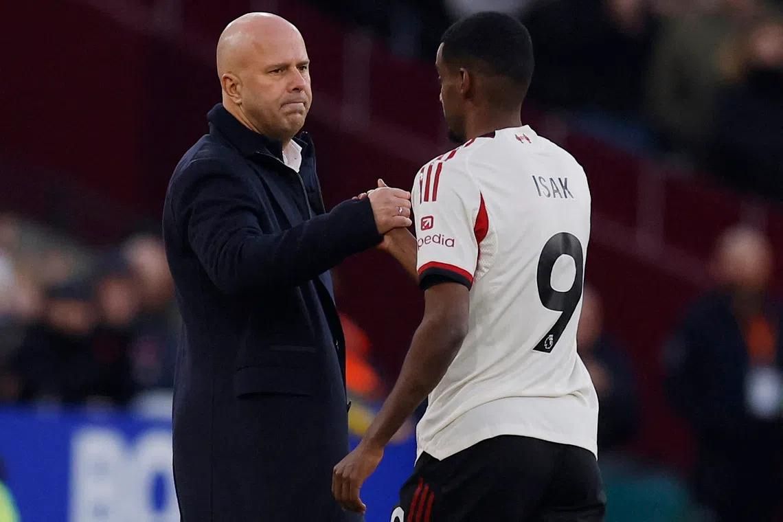 Soccer Football - Premier League - West Ham United v Liverpool - London Stadium, London, Britain - November 30, 2025 Liverpool manager Arne Slot shakes hands with Alexander Isak after he was substituted Action Images via Reuters/Andrew Couldridge
