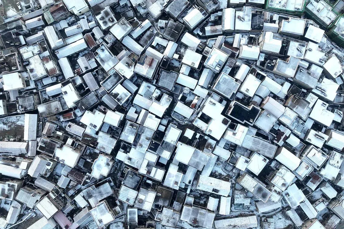 TOPSHOT - Snow covers rooftops at a fishing village in Lianyungang, in China’s eastern Jiangsu province on December 19, 2023. (Photo by AFP) / China OUT