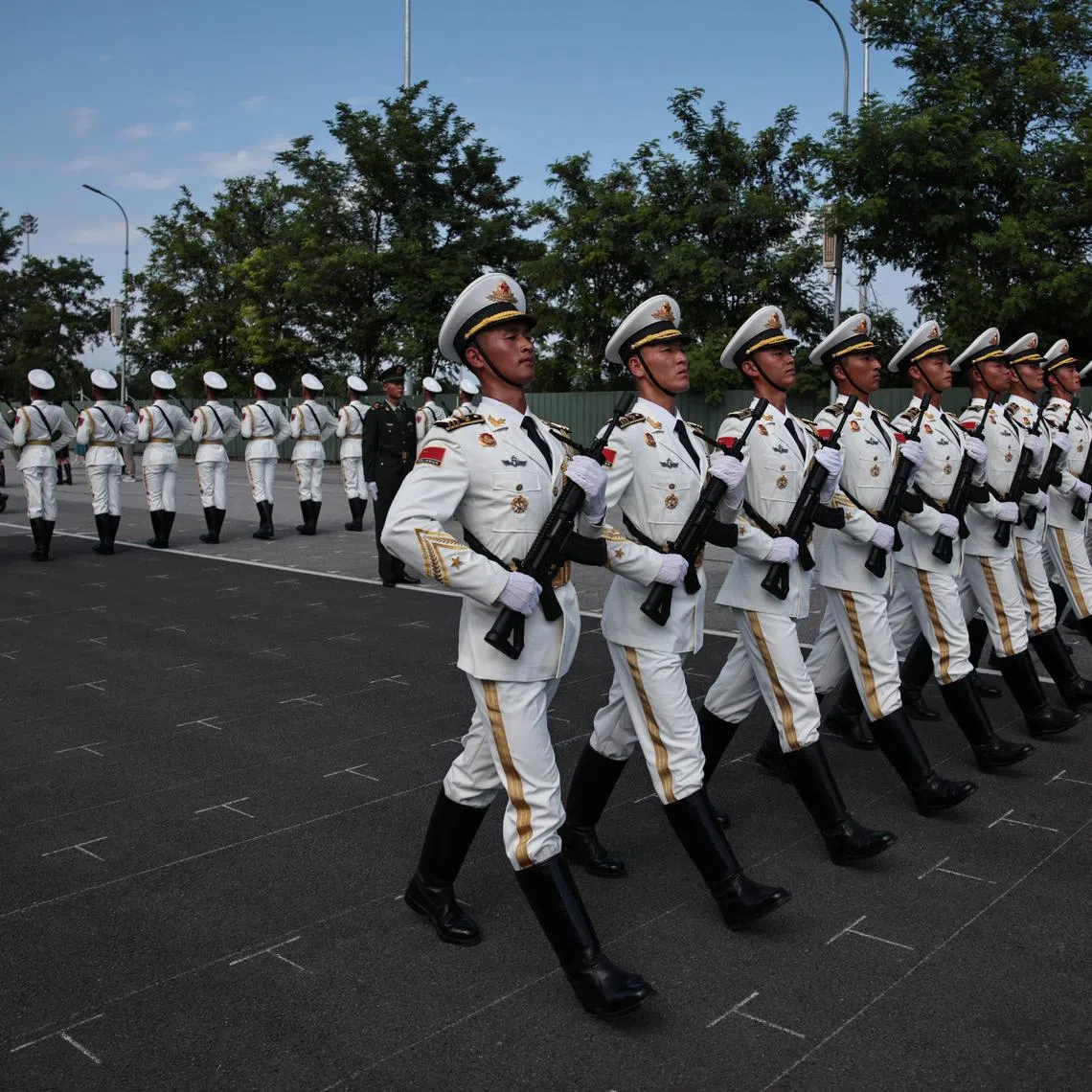 epa12312077 Soldiers of the People’s Liberation Army (PLA) rehearse in Beijing for a military parade to commemorate the 80th anniversary of the end of the Second Sino-Japanese War in Beijing China, 20 August 2025. The parade is scheduled to take place on 03 September in the Chinese capital.  EPA/ANDRES MARTINEZ CASARES