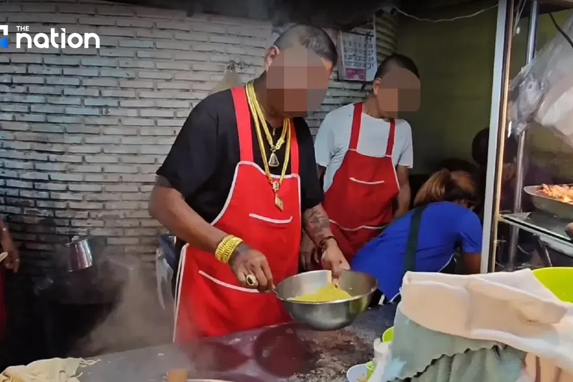 Many netizens have dubbed him “Sia Cake” due to his love for gold ornaments. 