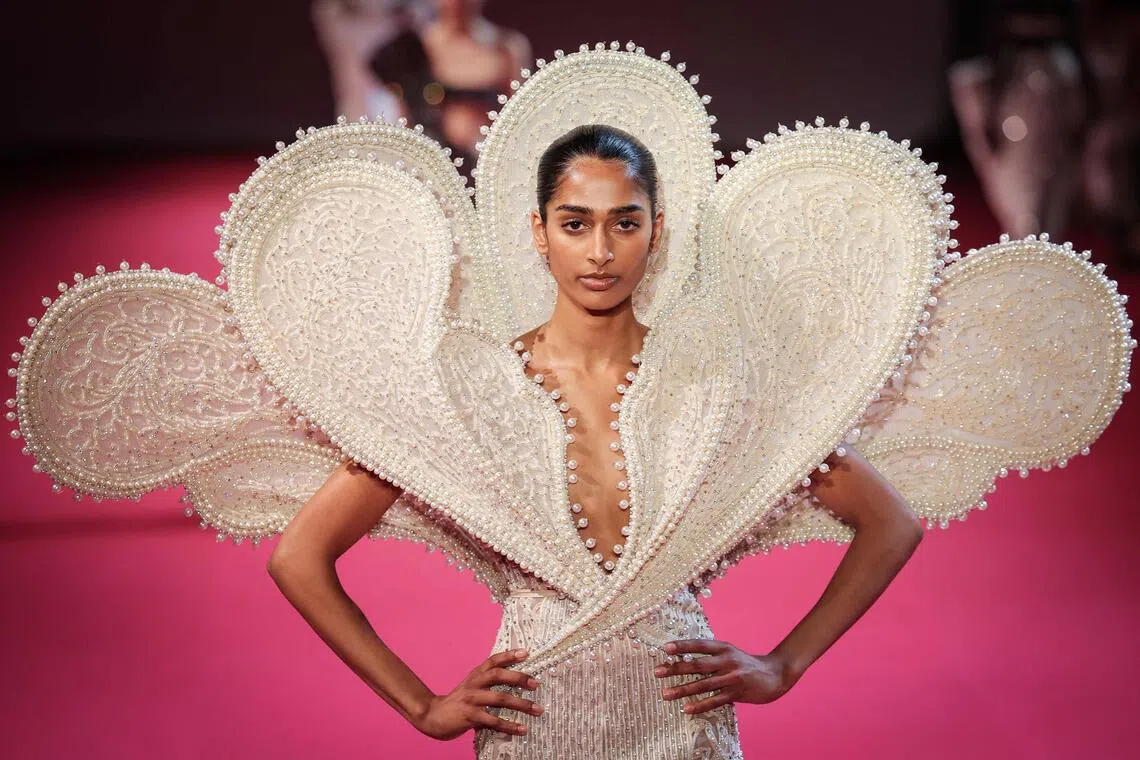 Un mannequin présente des pièces de la collection Haute Couture Femme Automne/Hiver 2026-2027 de Manish Malhotra dans le cadre de la Fashion Week de Paris le 8 juillet.