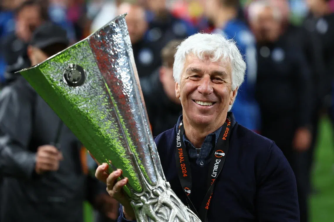 Soccer Football - Europa League - Final - Atalanta v Bayer Leverkusen - Aviva Stadium, Dublin, Ireland - May 22, 2024 Atalanta coach Gian Piero Gasperini celebrates with the trophy after winning the Europa League REUTERS/Hannah Mckay