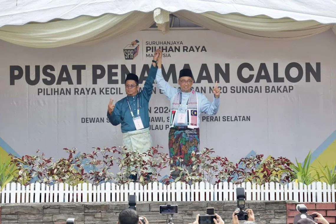 PN candidate Abidin Ismail (left) and PH candidate Joohari Ariffin at the nomination centre on June 22.