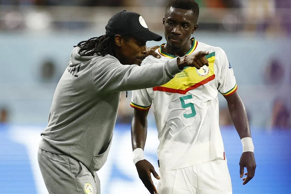 Senegal coach Aliou Cisse speaks to Idrissa Gana Gueye during their match against Ecuador.