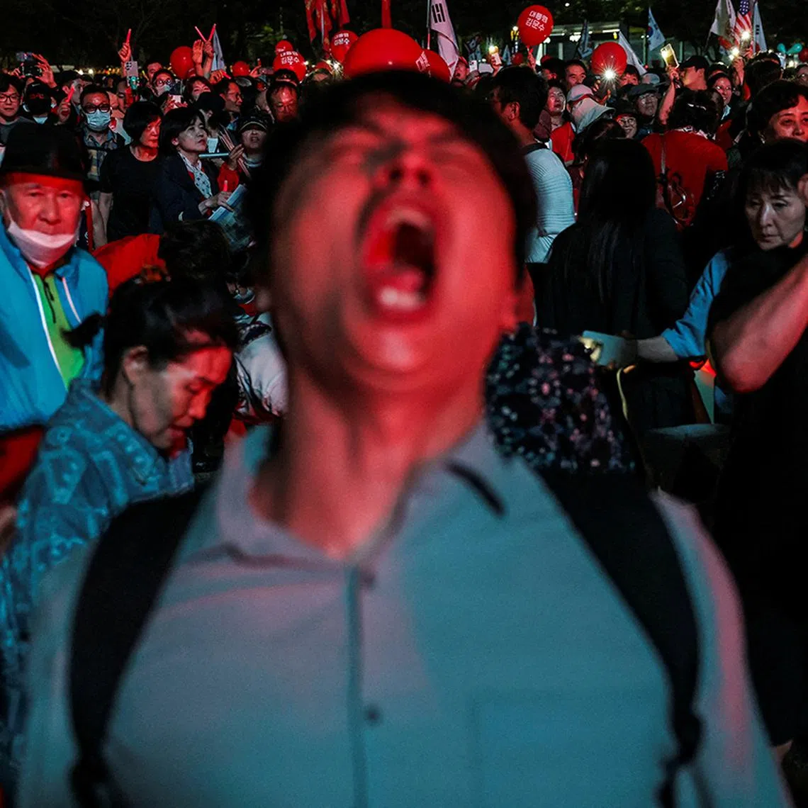 Supporters of Kim Moon-soo, the presidential candidate for South Korea's conservative People Power Party, cheer during the final campaign rally before election in Seoul, South Korea, June 2, 2025. REUTERS/Go Nakamura TPX IMAGES OF THE DAY