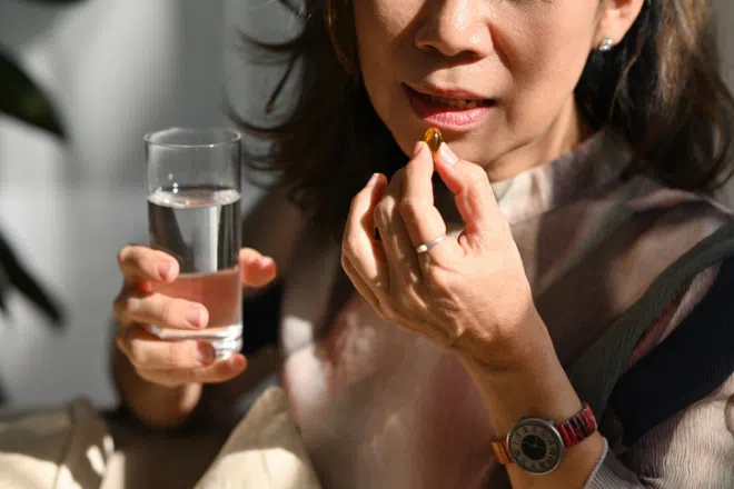 Melhores suplementos para uma pele bonita em Singapura: mulheres idosas que tomam suplementos de óleo de peixe