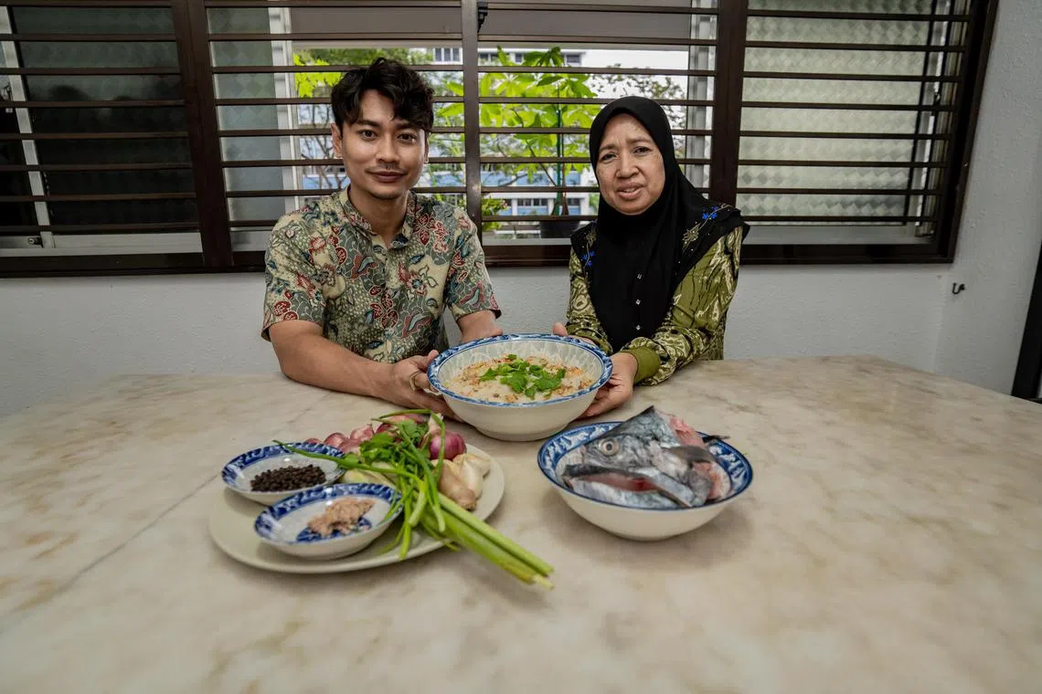 Bubur lambuk ikan tenggiri- the orang laut version of the iconic dish- was given out by a family in Jurong West as part of their annual Ramadan porridge distribution. At the same time, it was a way for the family to reach “those who know very little or would like to know more about our maritime culture in Pulau Semakau”, said founder of Orang Laut SG, a home based business, Firdaus Sani, who is a fourth-generation orang laut descendant.