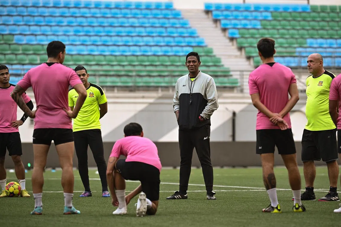 Hougang United's head coach Firdaus Kassim doing a briefing during training session at Jalan Besar Stadium on Apr 05, 2023.

(ST PHOTO: LIM YAOHUI)