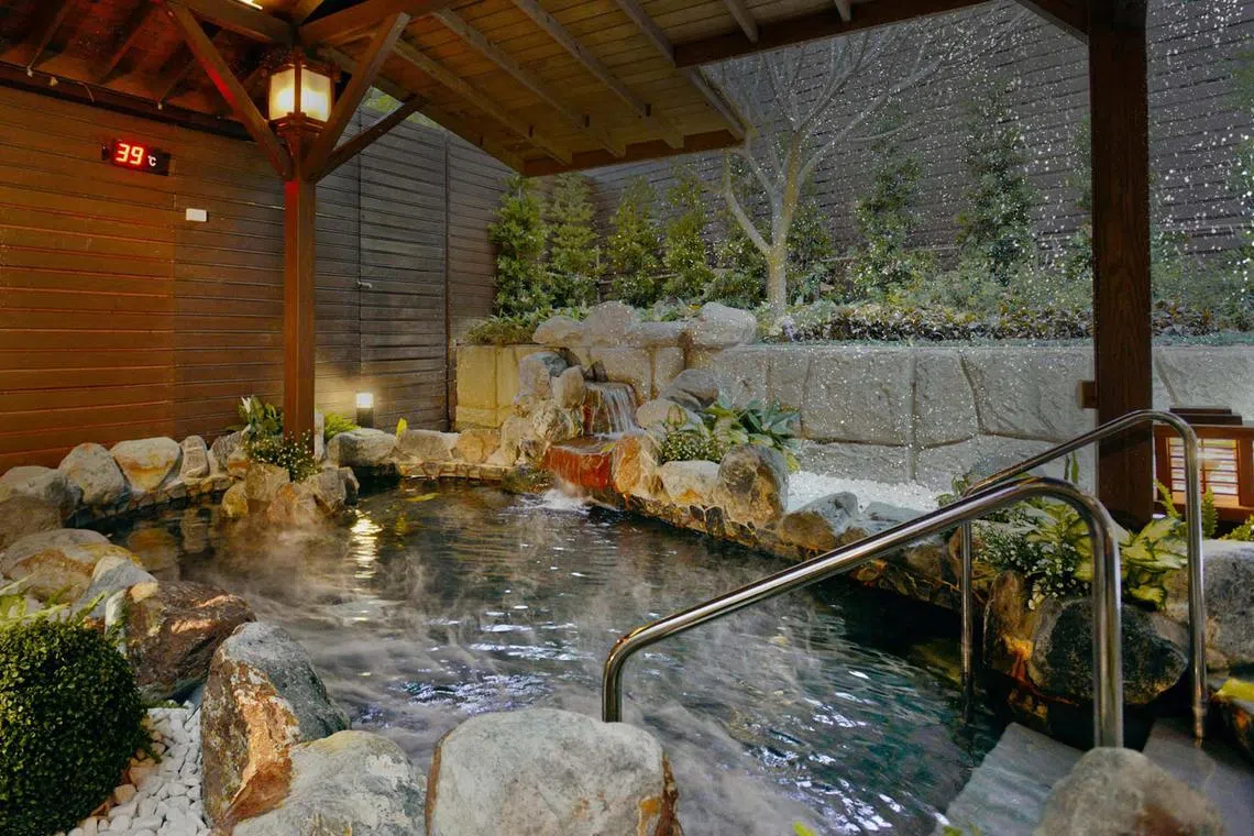 mtbeitou18 - An outdoor onsen pool at The Gaia Hotel

