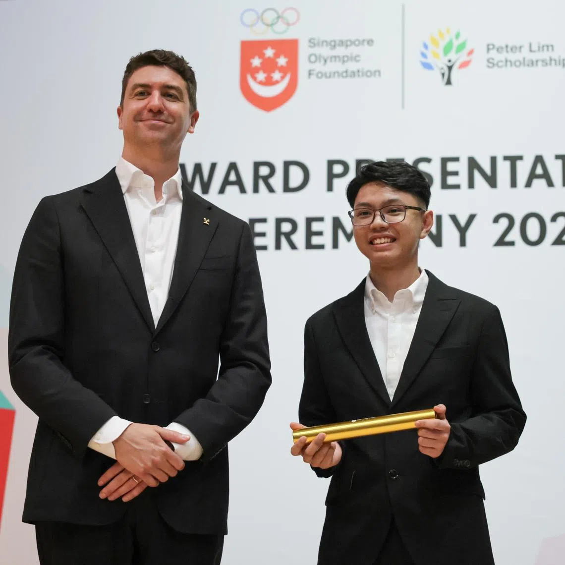 ST20240527_202473439555: Gin Tay / Dgsport27/ Deepan/

Aiman Raedyn Lim Jen, (Bowling), Temasek Polytechnic,  High Performance Under-18 category recipients, receiving his award from world champion swimmer Mr Anthony Ervin (left) , at Singapore Olympic Foundation-Peter Lim Scholarship Awards Presentation Ceremony 2024, in Temasek Convention Centre, Temasek Polytechnic, on May 27, 2024.
