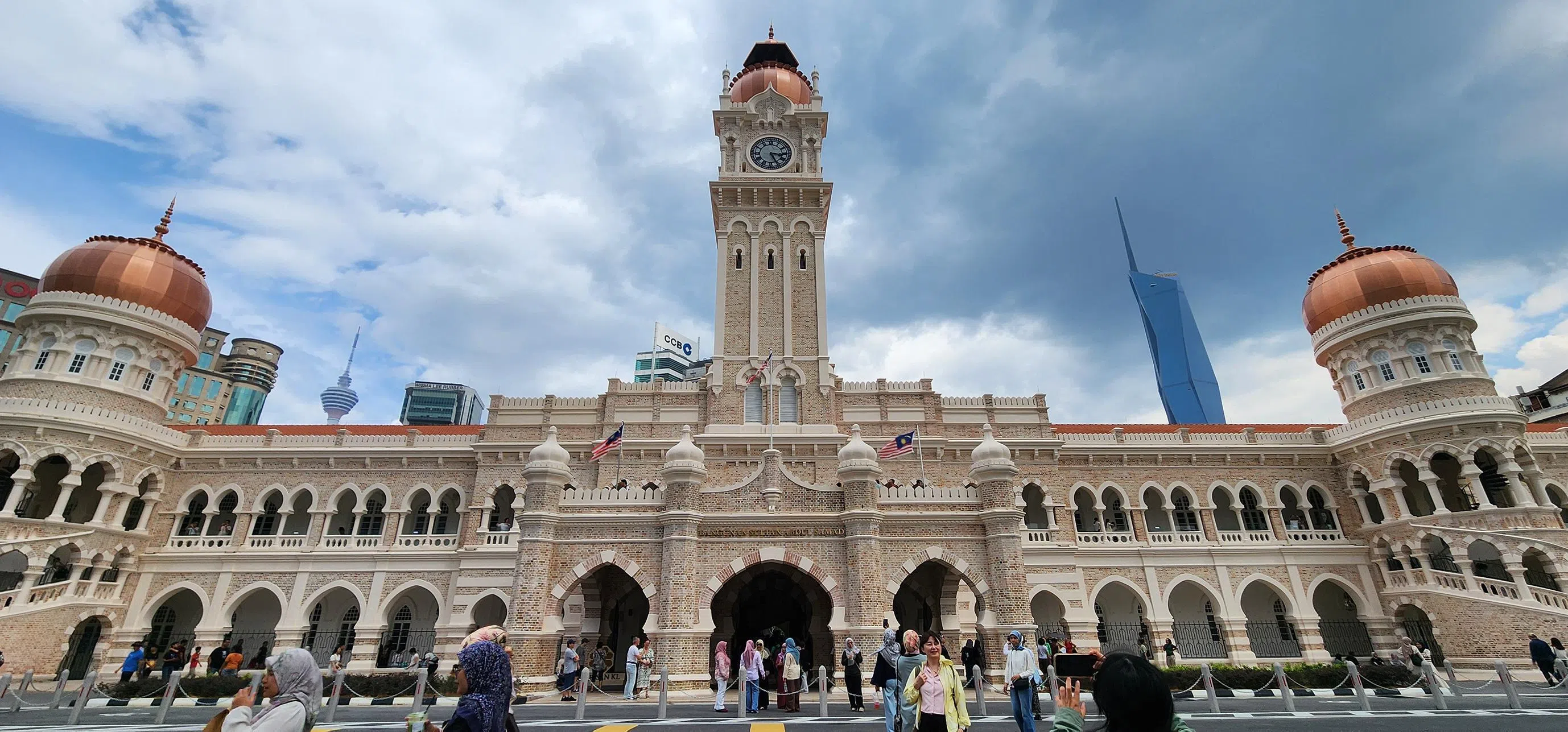 苏丹阿都沙末大厦是吉隆坡最知名的地标之一，经过 11 个月的保护工作后已重新开放。