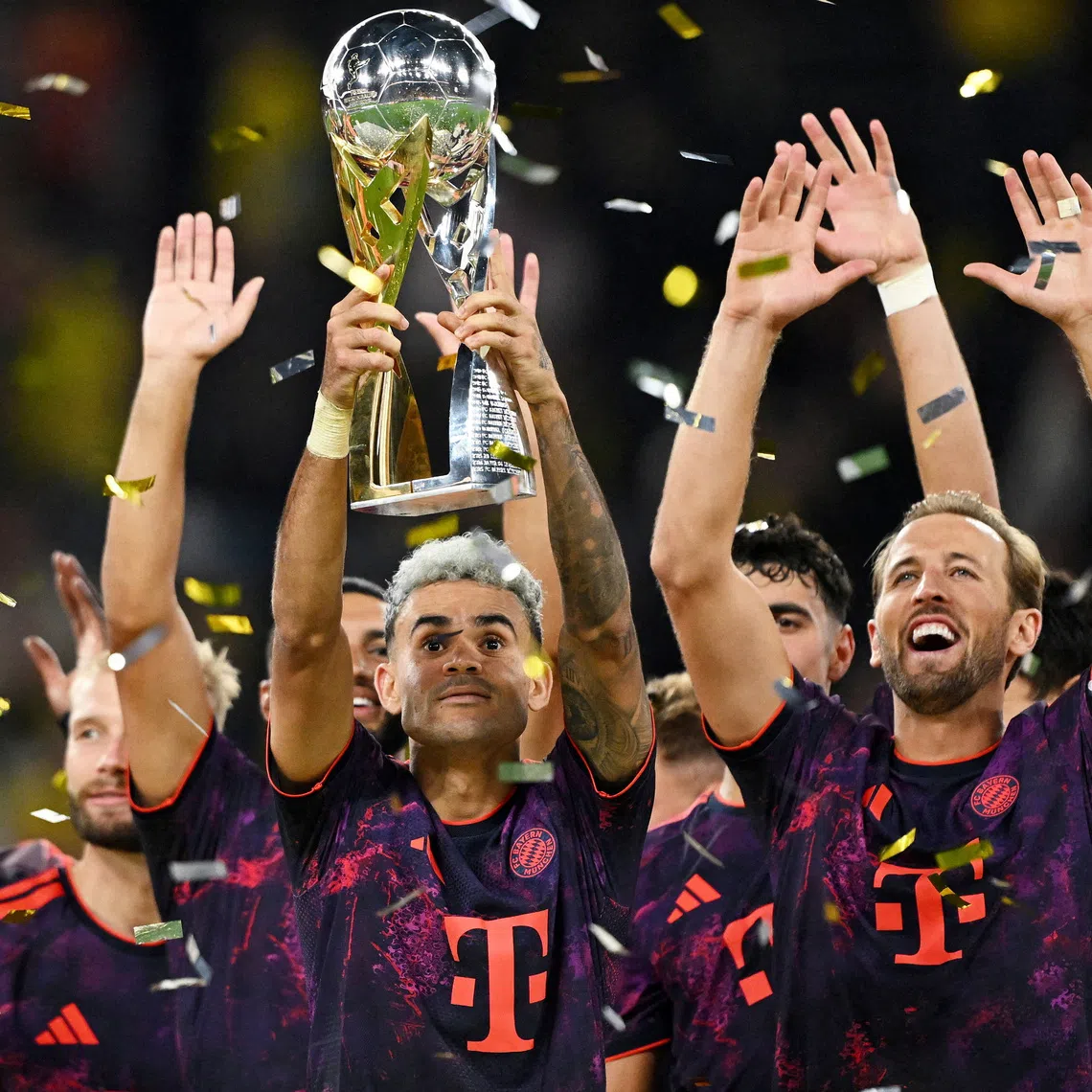 Soccer Football - DFL Supercup - Final - Borussia Dortmund v Bayern Munich - Signal Iduna Park, Dortmund, Germany - August 22, 2026  Bayern Munich's Luis Diaz lifts the trophy with Harry Kane and teammates after winning the DFL Supercup final REUTERS/Teresa Kroeger